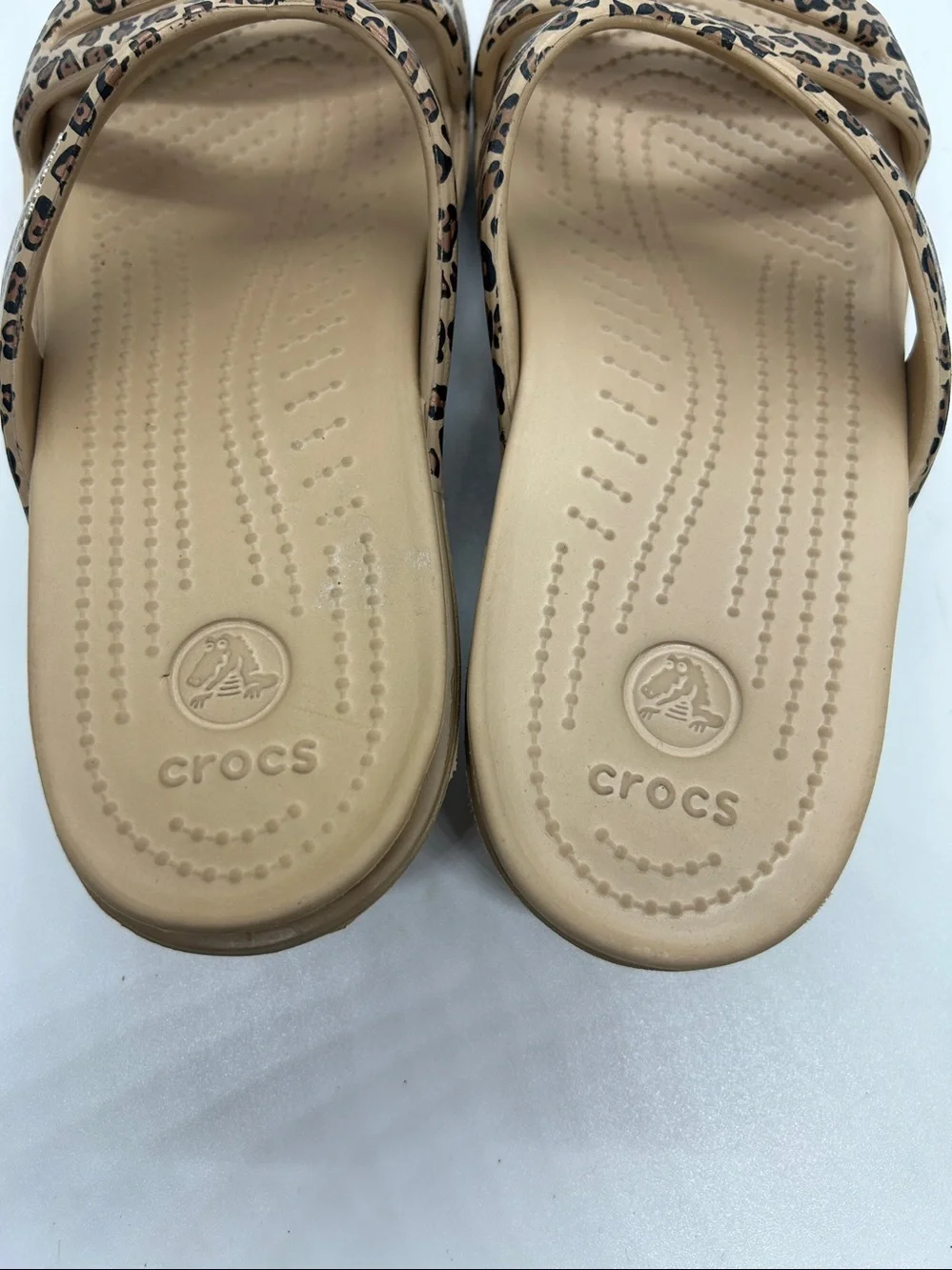 Crocs Sandals Women Sz 8 Leopard Cheetah Print Wedge Strappy Slides Animal Print - Picture 9 of 15